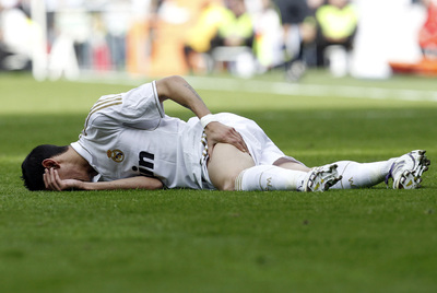 Di María se lamenta en el césped del Santiago Bernabéu tras lastimarse el muslo izquierdo.