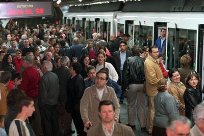 Viajeros del metro, en la estación de Puerta del Sur.