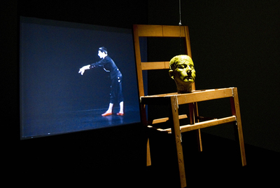  Shit in your hat,  de Bruce Naumann, es otro de los trabajos que pueden contemplarse en la muestra.