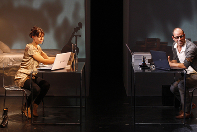 Itziar Atienza y Joseba Apaolaza, en un ensayo de la obra  Contra el viento del norte,   basada en la novela de Daniel Glattauer. 
