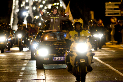 Nico Terol, de pie en un descapotable, escoltado ayer por 500 motoristas a su llegada a Alcoi.