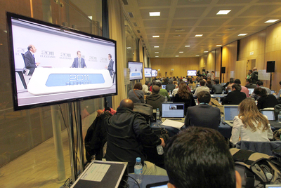 Los periodistas siguen en la sala de prensa del Palacio de Congresos del Campo de las Naciones de Madrid el debate electoral.