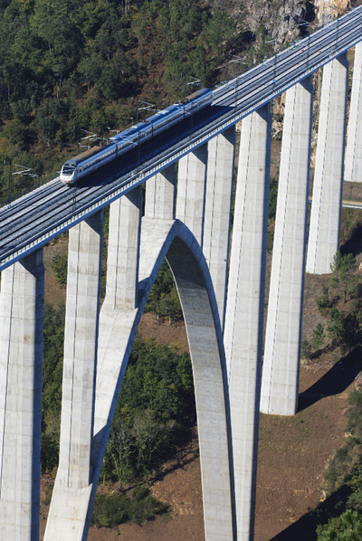 Feijóo promete "blindar" el AVE con el nuevo Gobierno