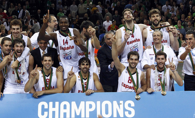 Los jugadores de la selección española, tras colgarse la medalla de oro en el Campeonato de Europa disputado en Lituania.