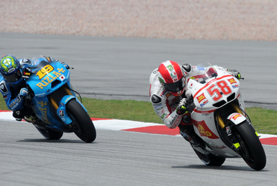 Álvaro Bautista sigue a Marco Simoncelli en los entrenamientos para el Gran Premio de Malasia, en el que murió el italiano.