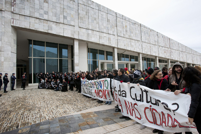 Los actores llevan los recortes a la Cidade da Cultura