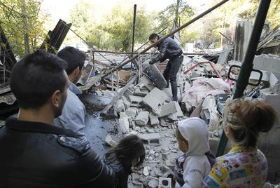 Un momento de la operación de derribo de infraviviendas en el poblado de Puerta de Hierro.