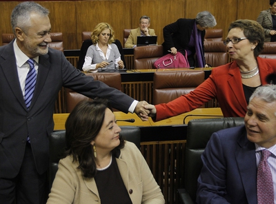 José Antonio Griñán y Carmen Martínez Aguayo se saludan antes del pleno.
