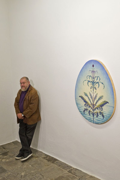 Guillermo Pérez Villalta posa junto a su obra  Surgimiento .