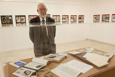 Xavier Dalfó, fundador de  Canigó,  ante uno de los expositores en la muestra de la Universidad de Alicante.