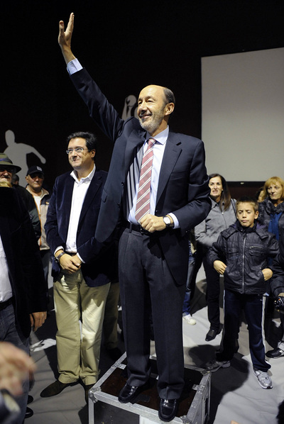 AFORO DESBORDADO. Rubalcaba tuvo que subirse ayer a un cajón para saludar a las casi 1.000 personas que siguieron su mitin en una sala anexa porque no cabían en el espacio reservado para su acto electoral en Burgos. El candidato les pidió disculpas y les aseguró: 