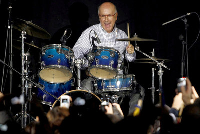 Duran Lleida toca la batería en un acto electoral con jóvenes de CiU en la noche del martes.