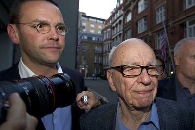 Rupert Murdoch y su hijo James (izquierda), el pasado julio en Londres.