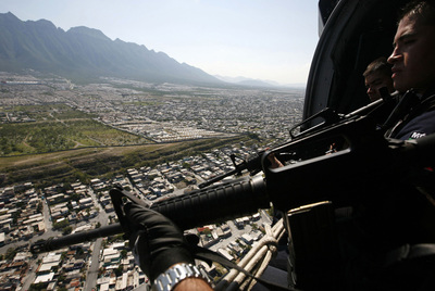 Policías mexicanos patrullan en helicóptero la ciudad de Monterrey.