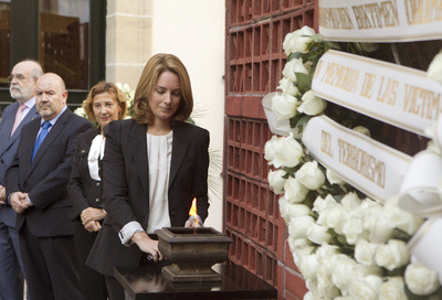 La presidenta del Parlamento vasco, Arantza Quiroga, enciende un pebetero ante la sede del legislativo en Vitoria con motivo de la celebración del Día de la Memoria en Euskadi, para recordar a las víctimas del terrorismo.