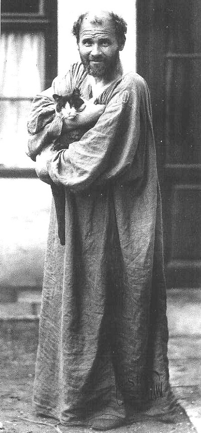 Klimt, en una foto de 1912 y, a la izquierda,  El beso. 