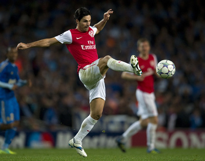 Arteta trata de controlar el balón en un partido con el Arsenal.