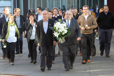 Martín Garitano y el socialista Julio Astudillo (con un ramo de flores), en San Sebastián.