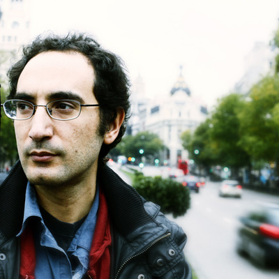 Santiago Valenzuela, premio Nacional de Cómic 2011 en la confluencia de Gran Vía con Alcalá.