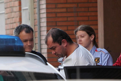 El presunto autor de la muerte de su hija sale del domicilio tras ser detenido.
