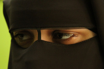 Chadia, en el salón de su casa en Melilla, en junio de 2011.