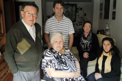 Juan Hidalgo y Ana Cano, arropados en su casa de Getafe (Madrid) por sus hijos María, Trinidad y José Miguel.