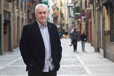 Cayo Lara, coordinador federal y cabeza de lista de IU por Madrid, el pasado jueves en una calle de Pamplona.