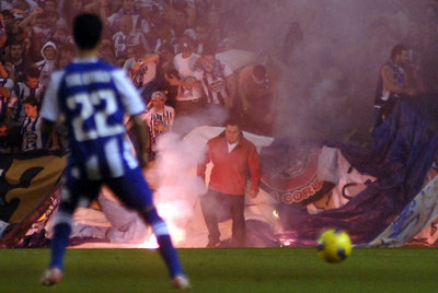 Bengalas sobre el césped de Riazor antes del comienzo del partido.