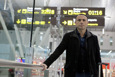 El ojeador del Arsenal Francis Cajigao, en el aeropuerto de Lavacolla.