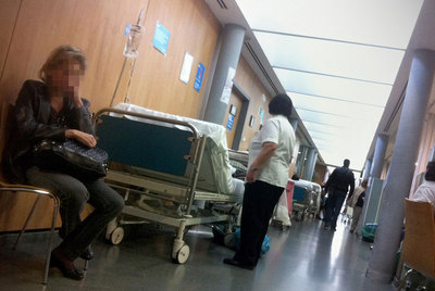 Camas en los pasillos de Urgencias del Ramón y Cajal