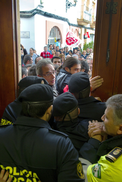 Trabajadores del Ayuntamiento de Los Barrios tratan de entrar en la sede municipal.