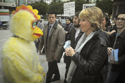 El 'pollo' de la educación persigue a Aguirre hasta Galicia