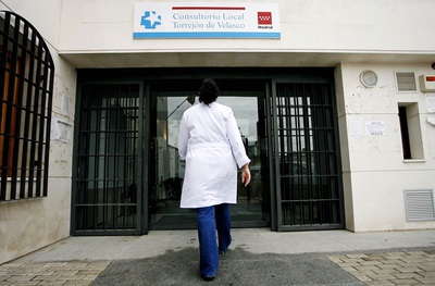 Entrada del consultorio local de Torrejón de Velasco.