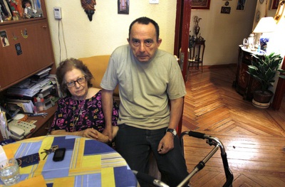Victoria Sanz, de 84 años, y su hijo Antonia Quiroja en el piso del que han sido desalojados.