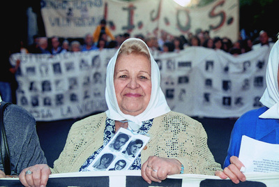 Esperanza Pérez Labrador, en una manifestación con las Madres de la Plaza de Mayo.