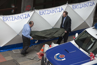 Tareas de levantamiento del cadáver en el barrio bilbaíno de Santutxu.