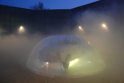 El coche  Breather,  obra de Andrea Polli, envuelto en una membrana transparente que funciona como un pulmón.