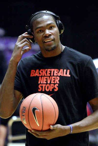 Kevin Durant se ajusta los cascos mientras se prepara para un partido.