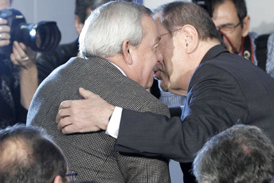 Carlos Solchaga (izquierda) y Javier Solana se saludan en el Círculo de Bellas Artes de Madrid, donde Rubalcaba debatió con Emilio Ontiveros.