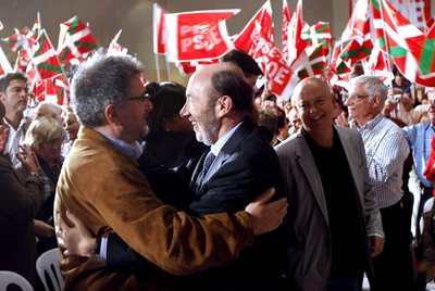 Rubalcaba saluda a Jesús Eguiguren, presidente del PSE, en el mitin de ayer en Barakaldo.