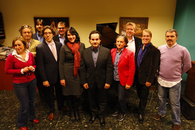 El elenco de la ópera 'Romeo y Julieta', ayer, en la sede de la ABAO.