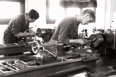 Dos jóvenes, en la antigua Escuela de Aprendices de Sagunto, en una imagen sin datar.