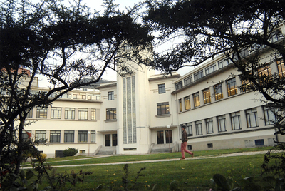 Zona verde rehabilitada en los aleredodres de la Escola Naval Universitaria en A Coruña.