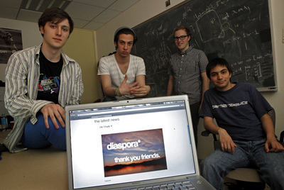 De izquierda a derecha, los cofundadores de la red social Diaspora* Ilya Zhitomirskiy, D. Grippi, M. Salzberg y R. Sophaer.