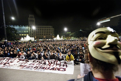 Asamblea de estudiantes en el centro de la plaza de Catalunya, ayer tras la manifestación.