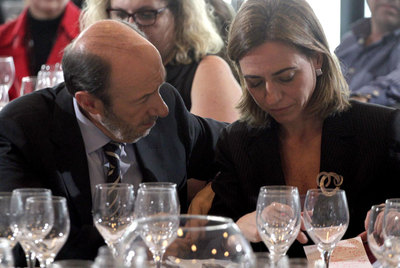 Rubalcaba y Carme Chacón conversan en un acto del colectivo de mujeres del PSC en L'Hospitalet.
