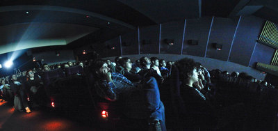 Espectadores en una sesión anoche de Phenomena, en los cines Palafox, donde se proyectó  Tiburón. 