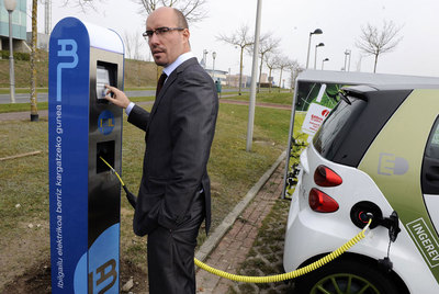 Dos nuevas 'electrolineras' en el Parque de Miñano