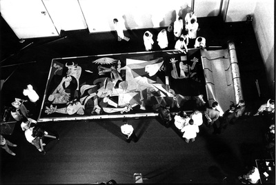 Una imagen de la llegada del  Guernica,  de Pablo Picasso, al museo Reina Sofía de Madrid en 1992.