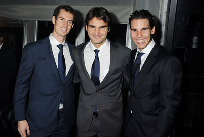 Federer, flanqueado por Murray y Nadal, en la cena previa a la Copa de Maestros.